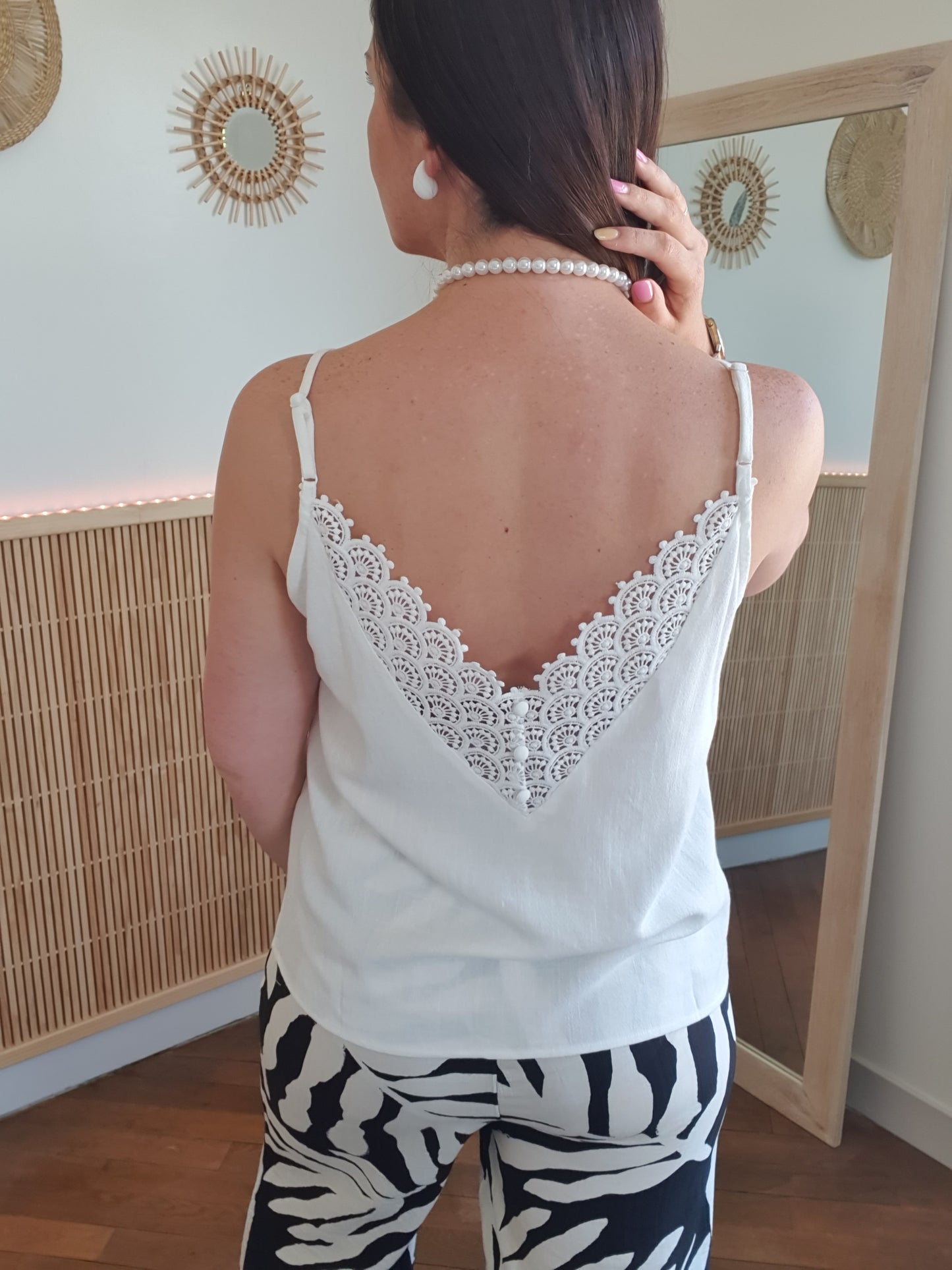 Debardeur blanc en lin avec dentelle et dos très féminin