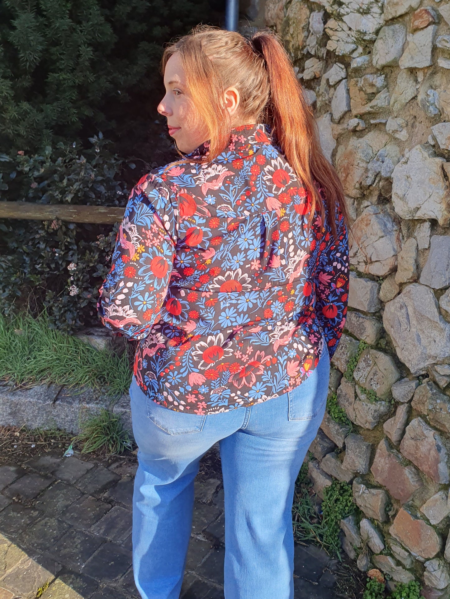 Chemise fluide noire motif fleurs pour femme grande taille