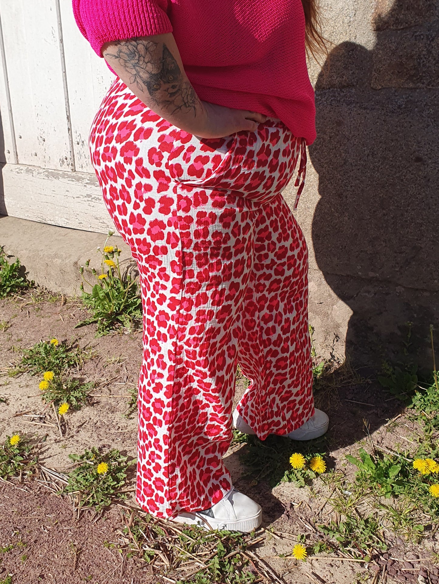 Pantalon gaze de coton rose fluo motif léopard grande taille