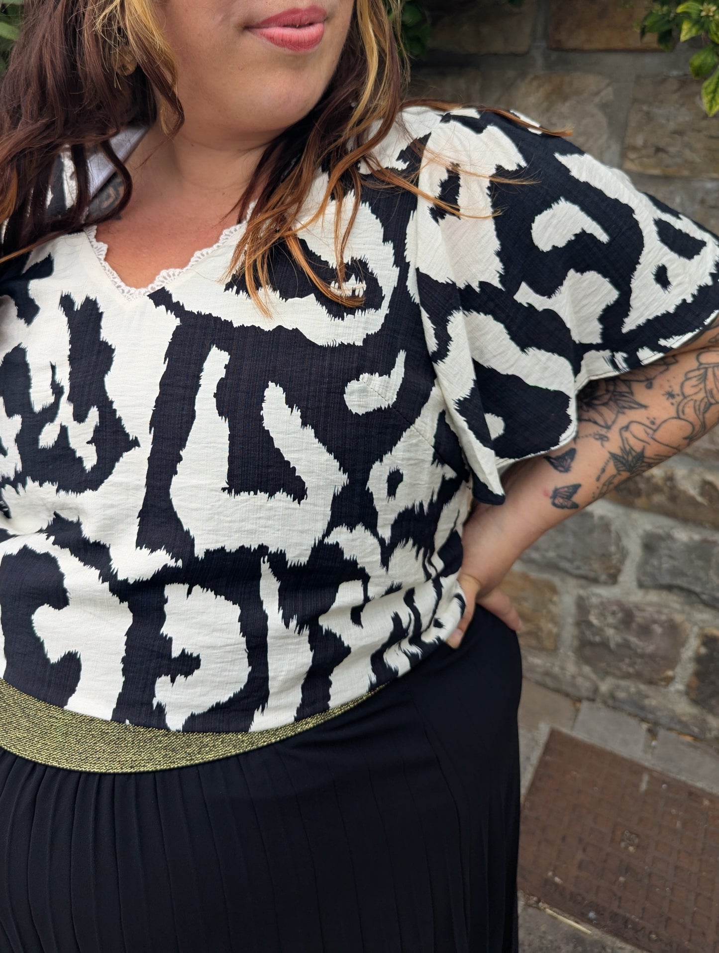 Top fluide noir et blanc col en V grande taille femme