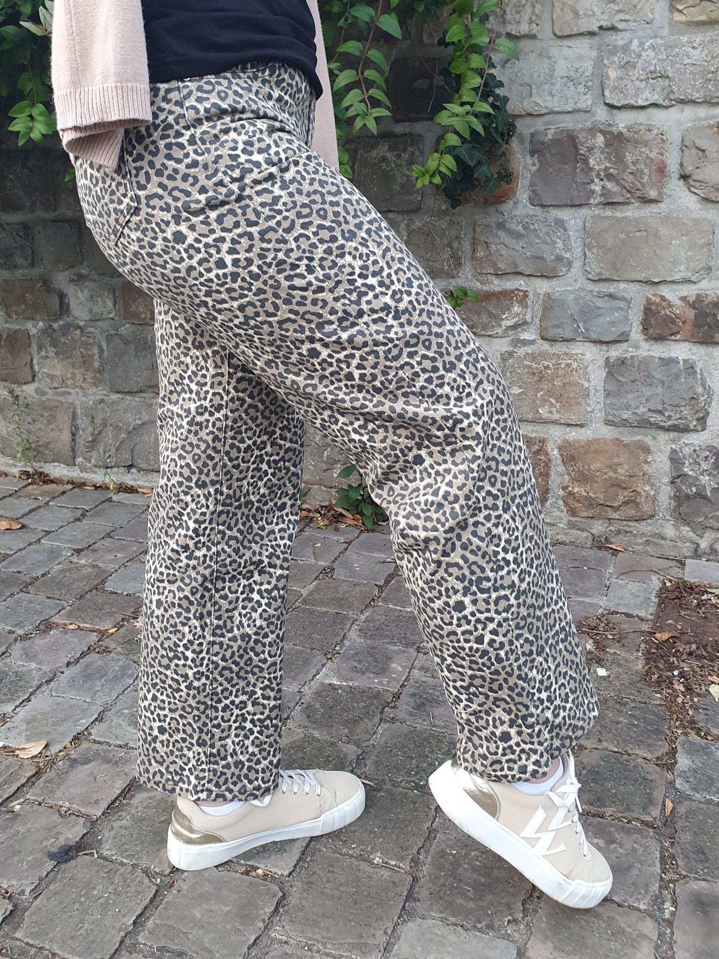 Jean large motif léopard jambes évasées femme coupe tendance