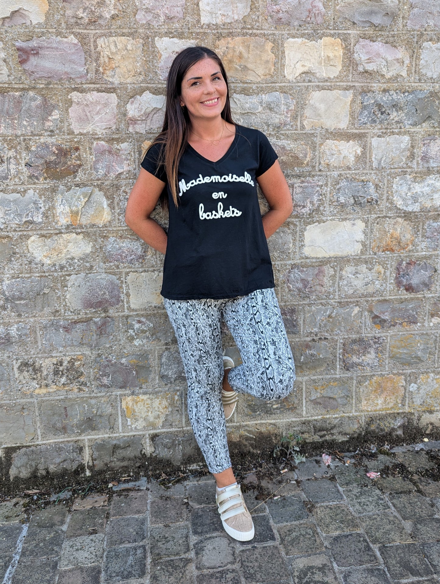 T-shirt mademoiselle en baskets noir et blanc
