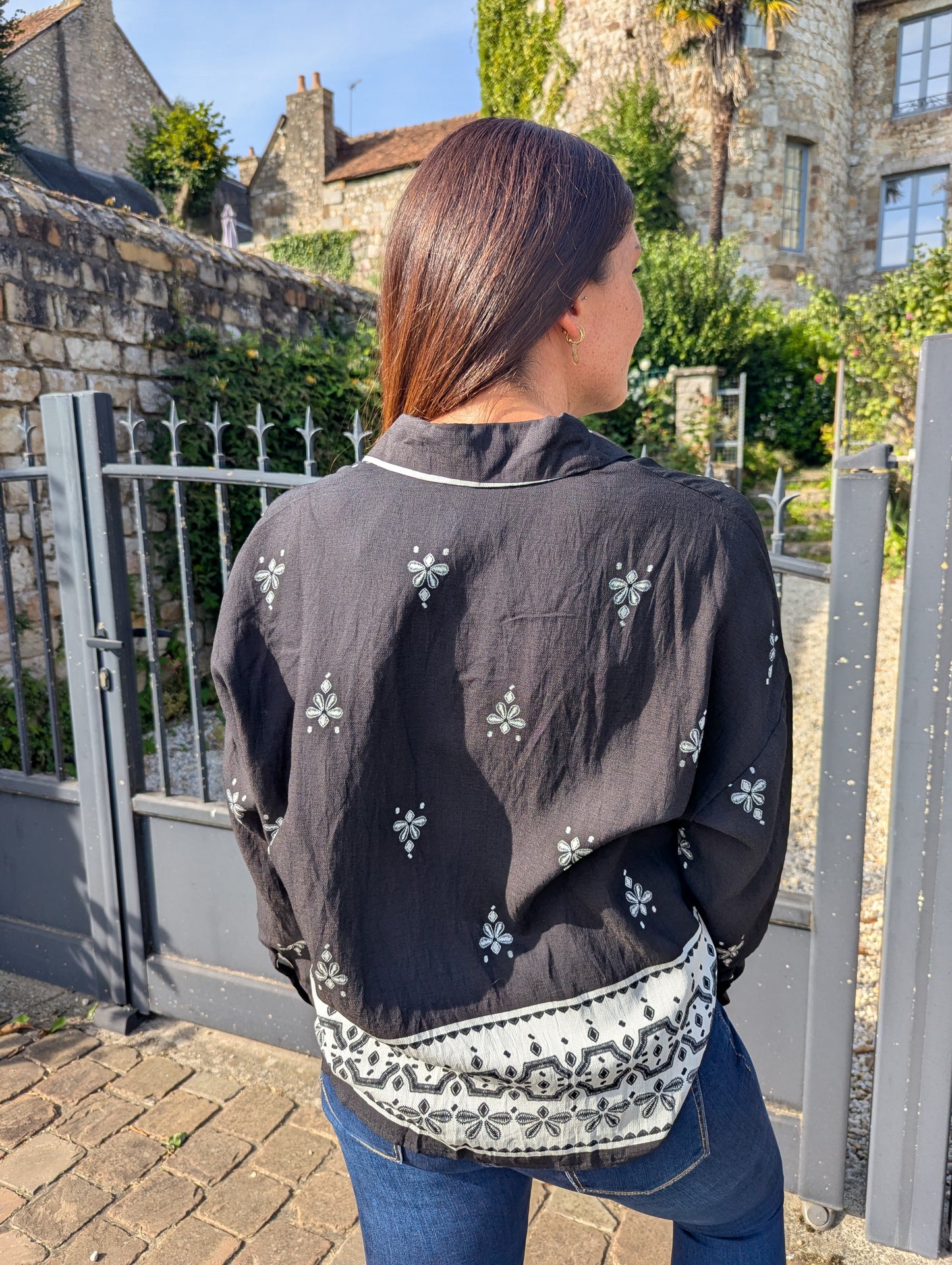 Chemise noir et blanc motifs baroque fluide