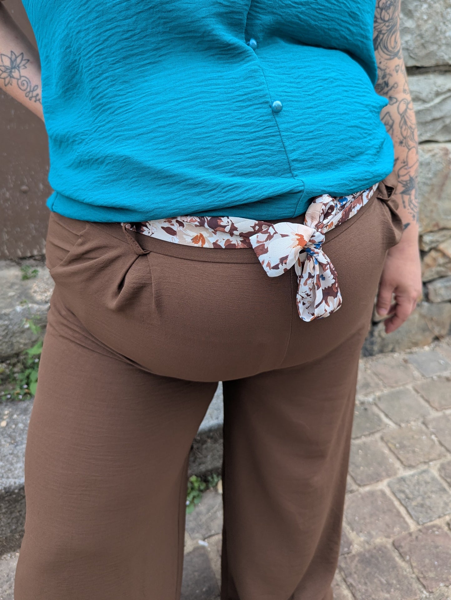 Pantalon fluide marron chocolat avec ceinture fleurie