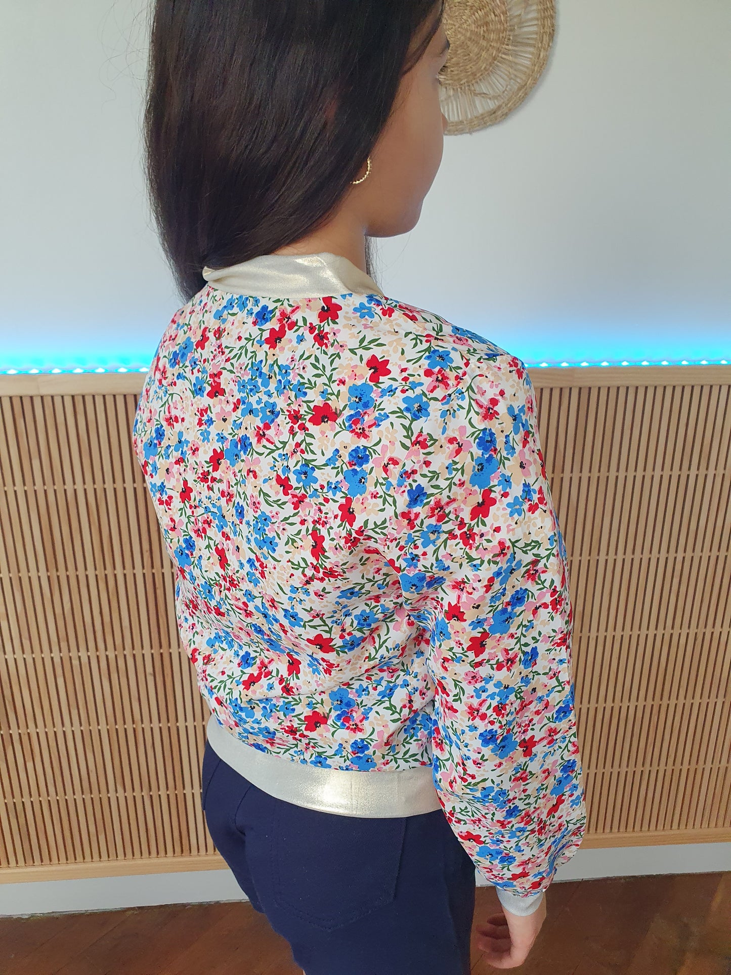 Bomber fluide fleuri rouge et bleu détails dorés pour fille