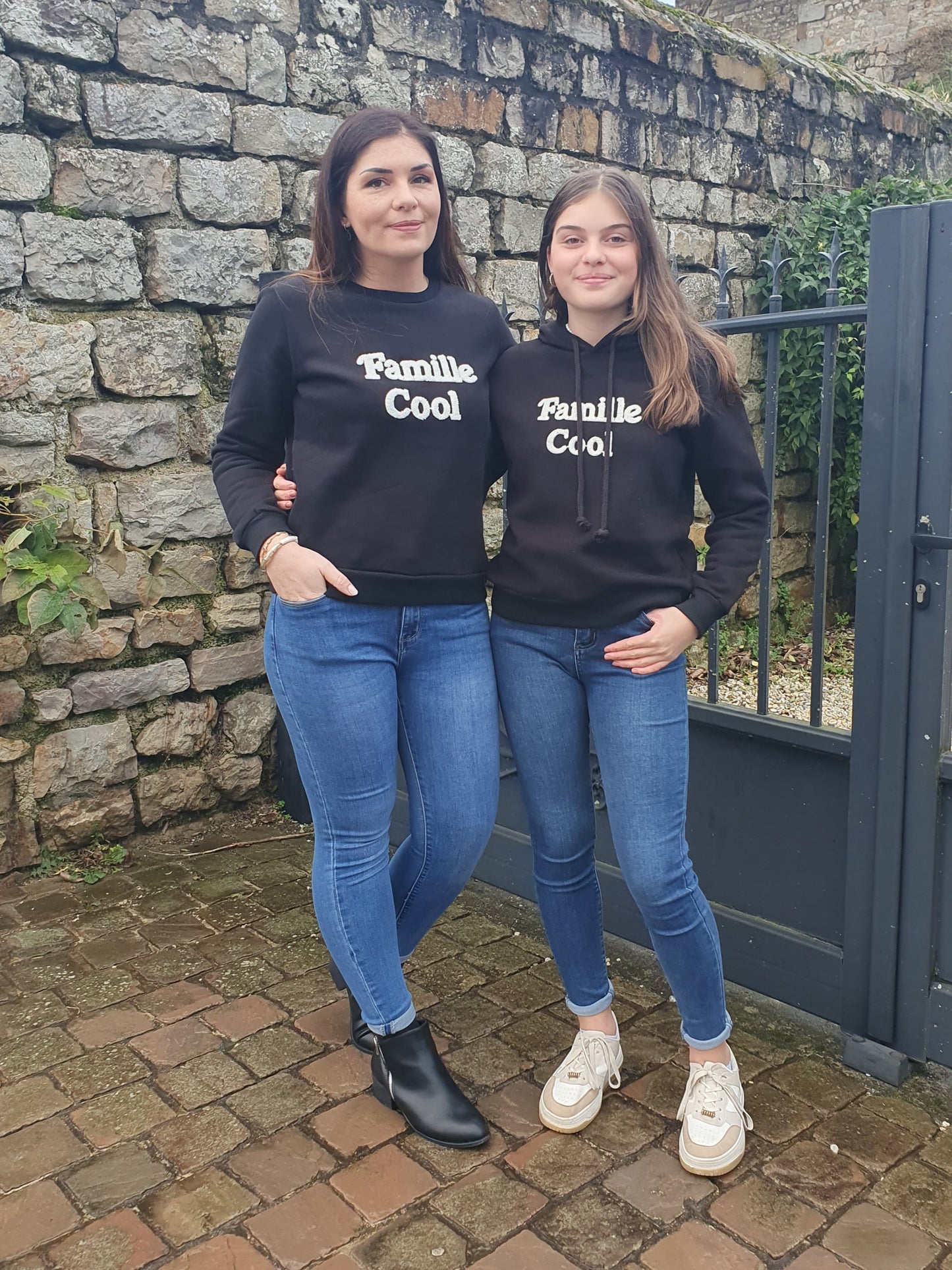 Sweat famille cool pour femme noir blanc écriture moumoute