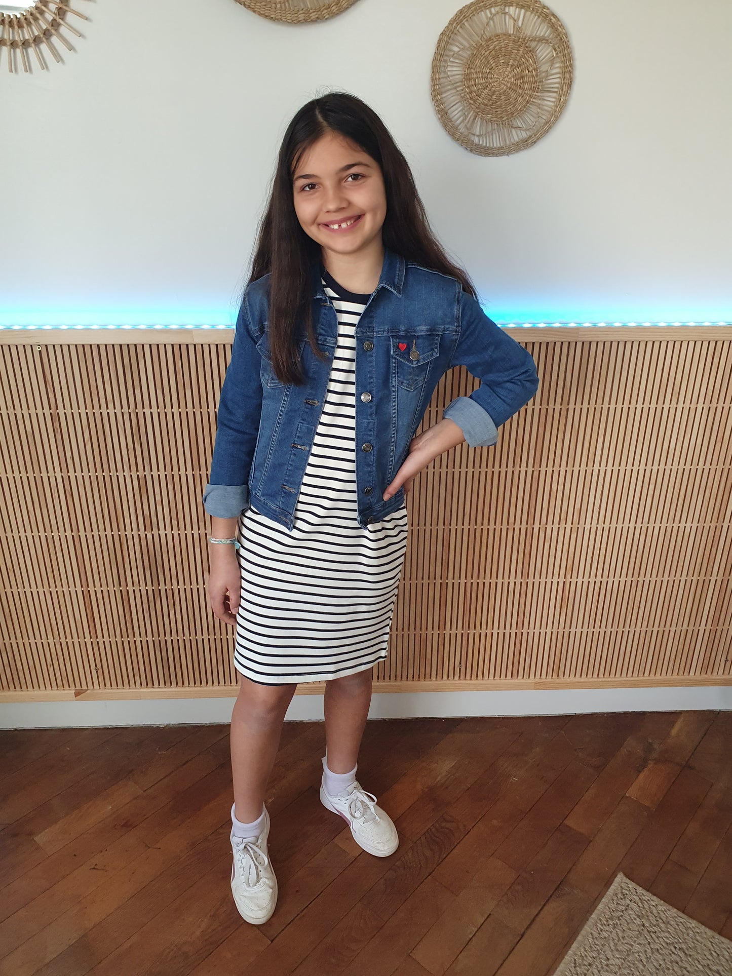 Veste en jean bleu brut coeur rouge brodé poche pour fille