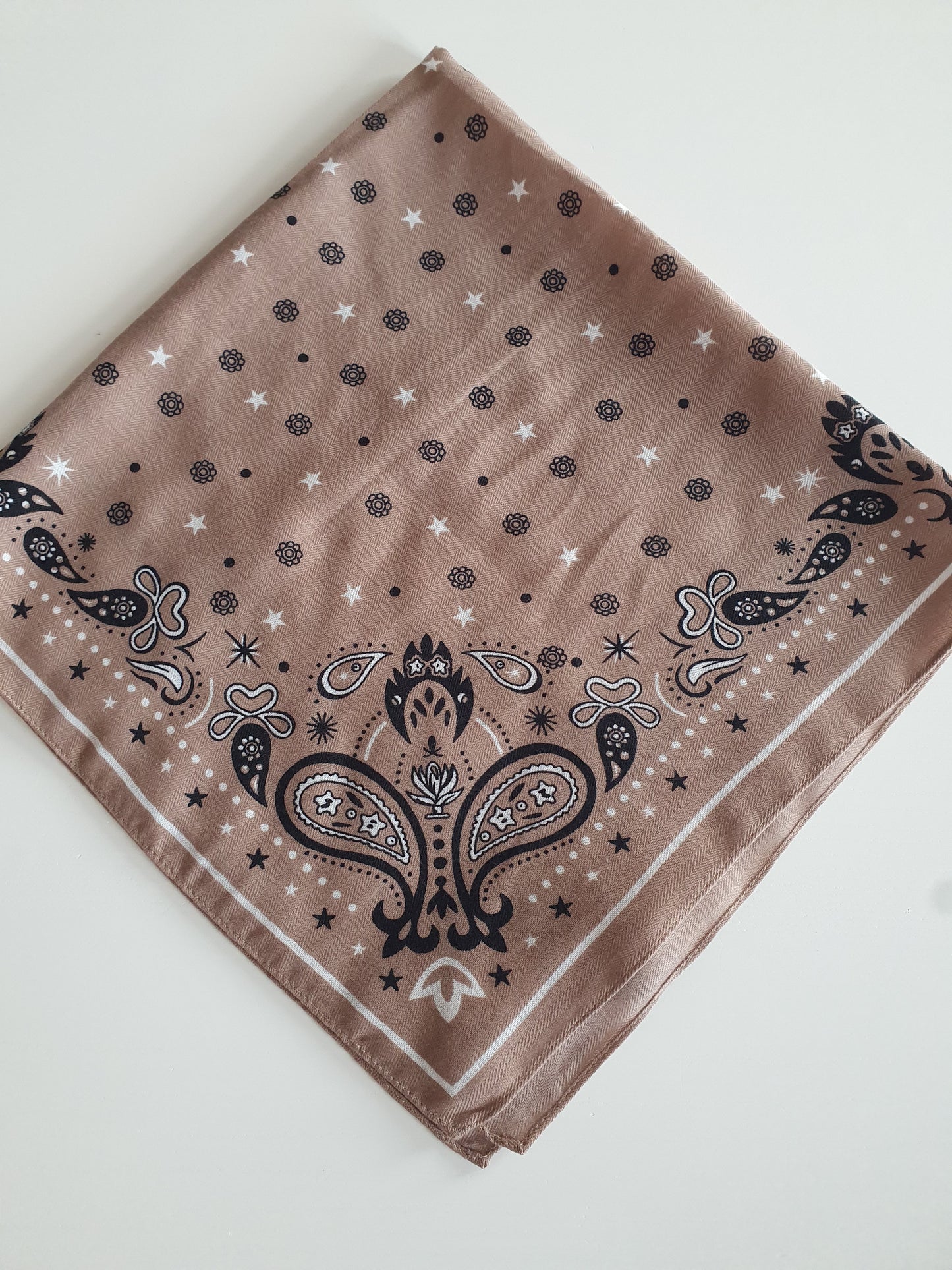 Foulard carré taupe viscose satiné bandana motif cachemire