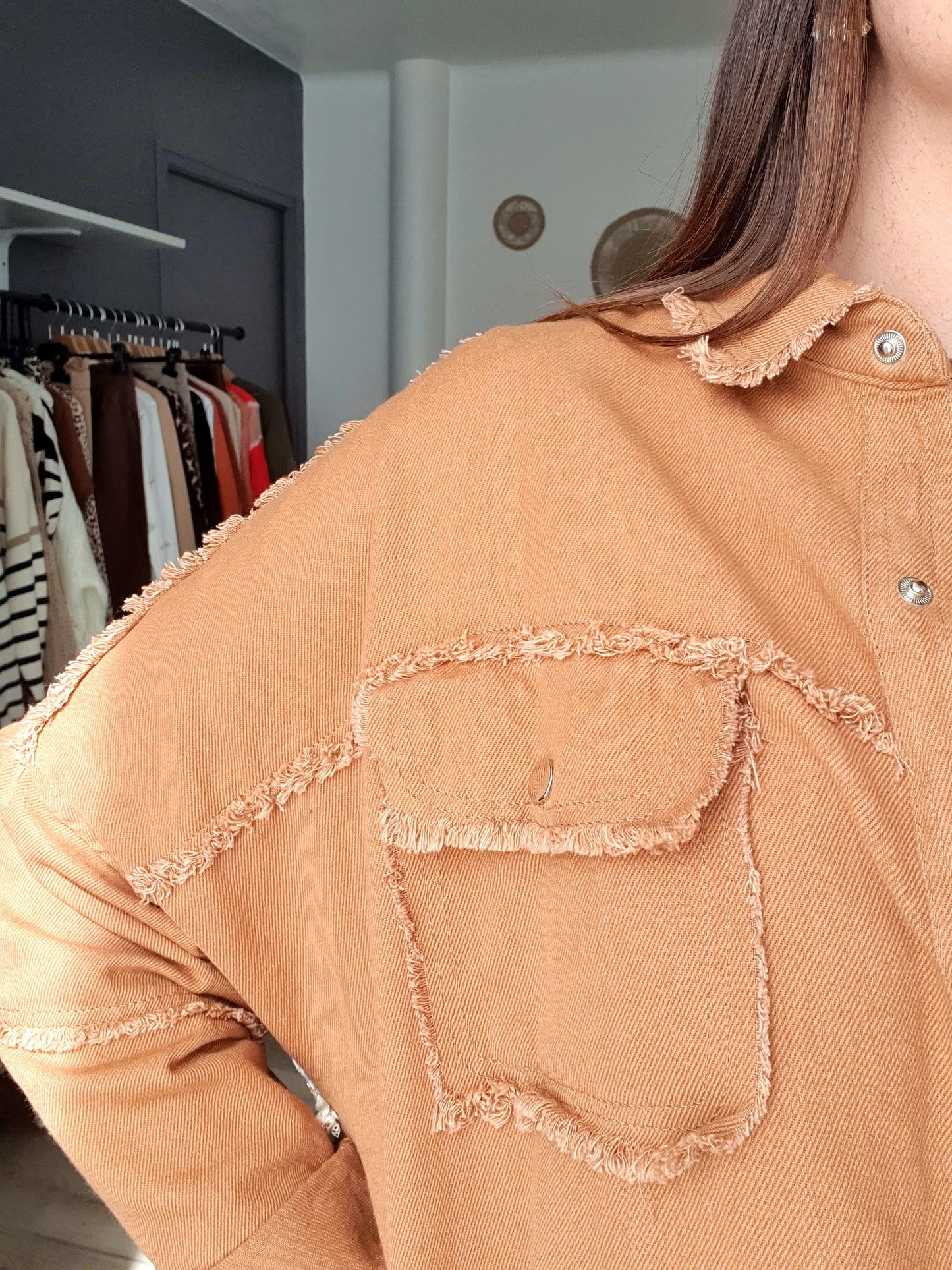 Veste camel avec pompons au dos et broderie taille oversize