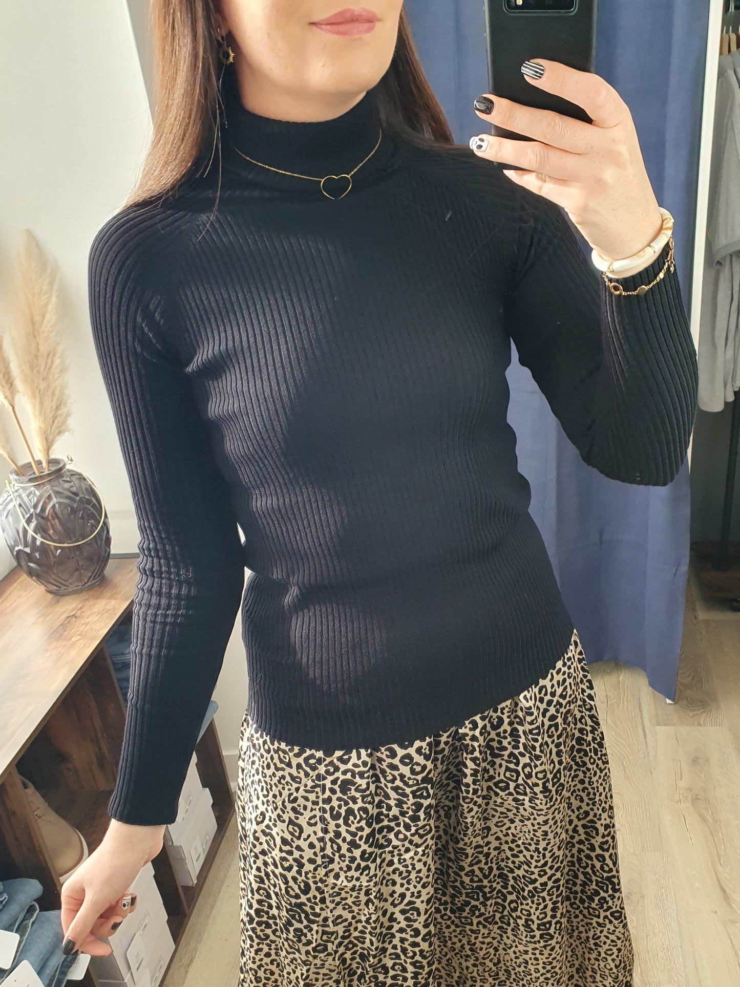 Pull fin col roulé noir matière stretch moulante pour femme