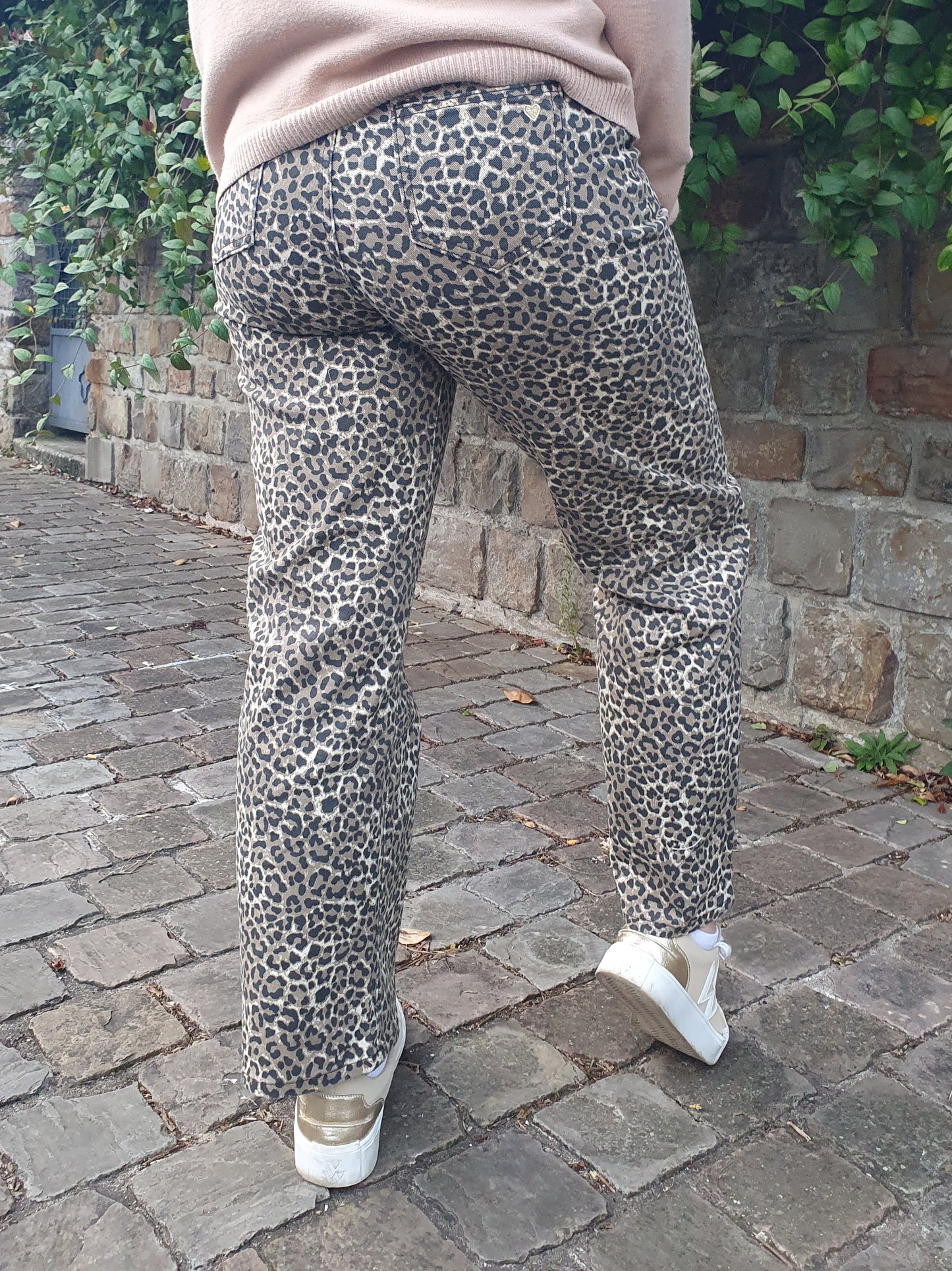 Jean large motif léopard jambes évasées femme coupe tendance