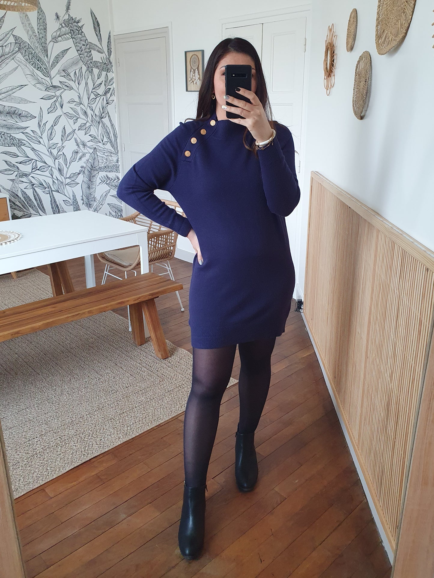 Robe-pull marine avec boutons dorés au col tendance femme