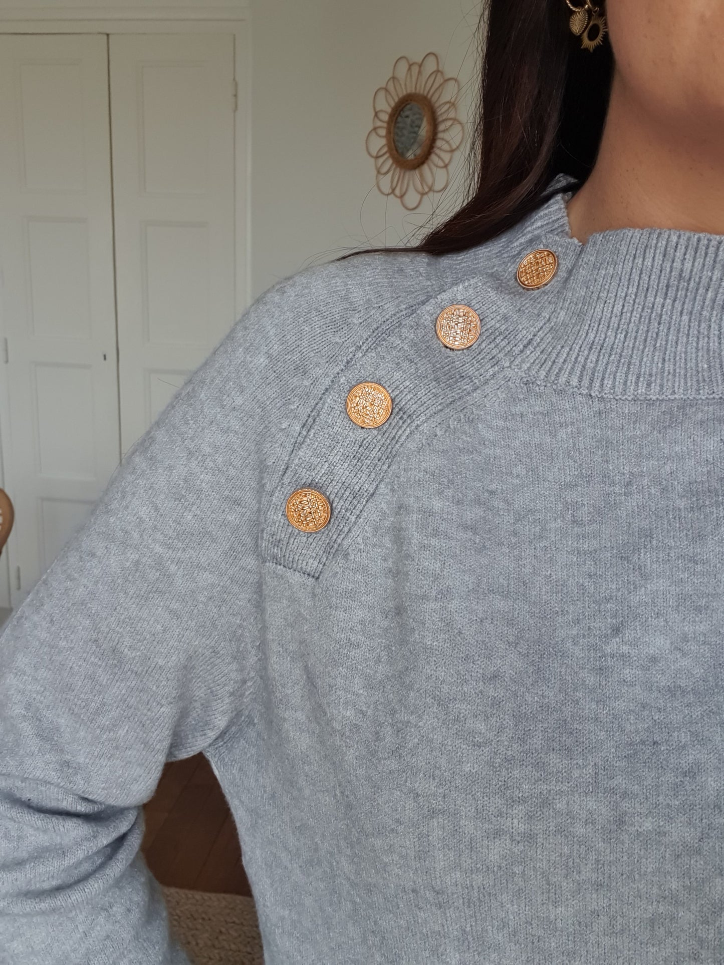 Robe-pull gris avec boutons dorés au col tendance femme