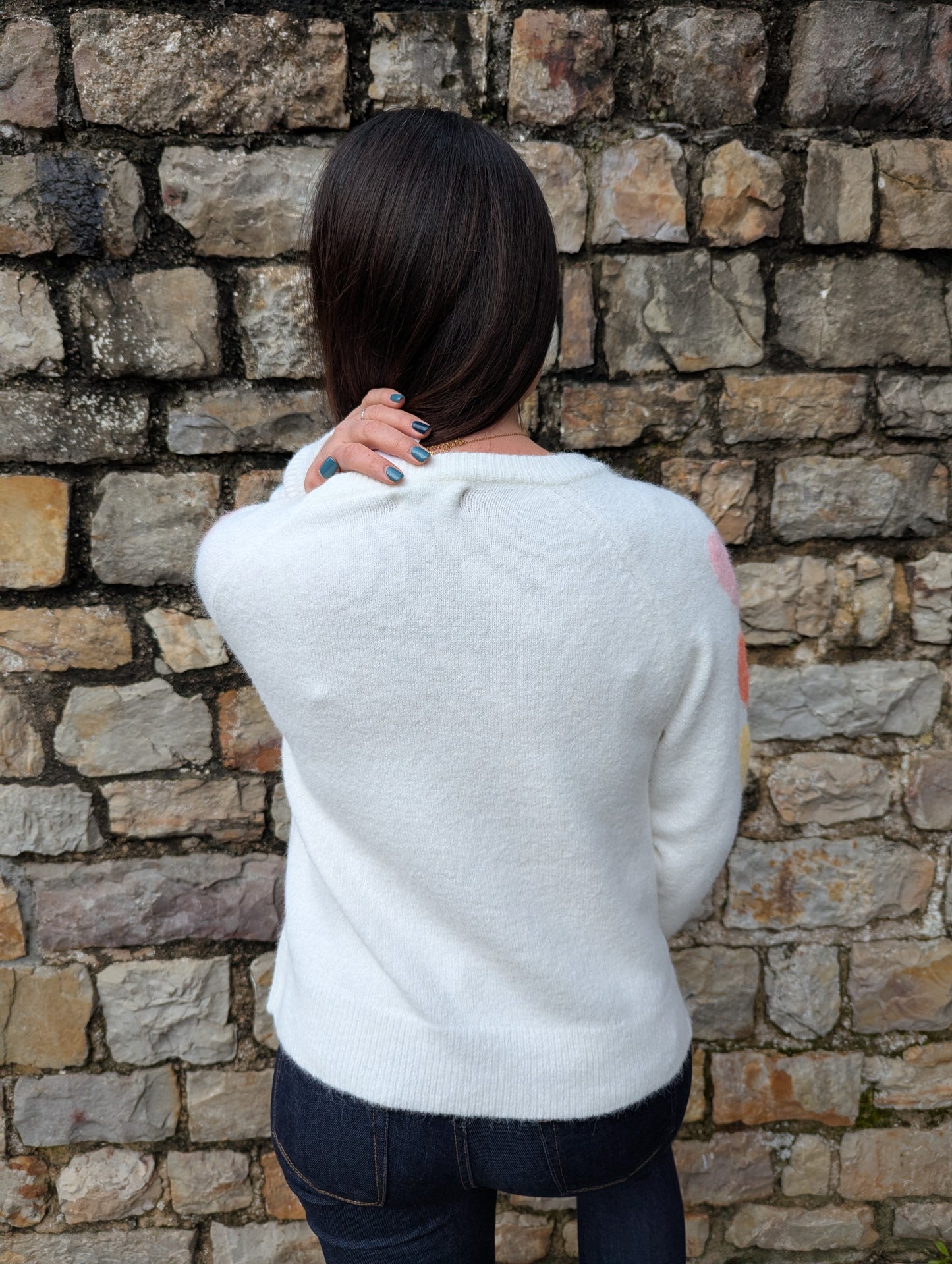 Pull blanc femme avec coeurs couleur pastel sur les manches