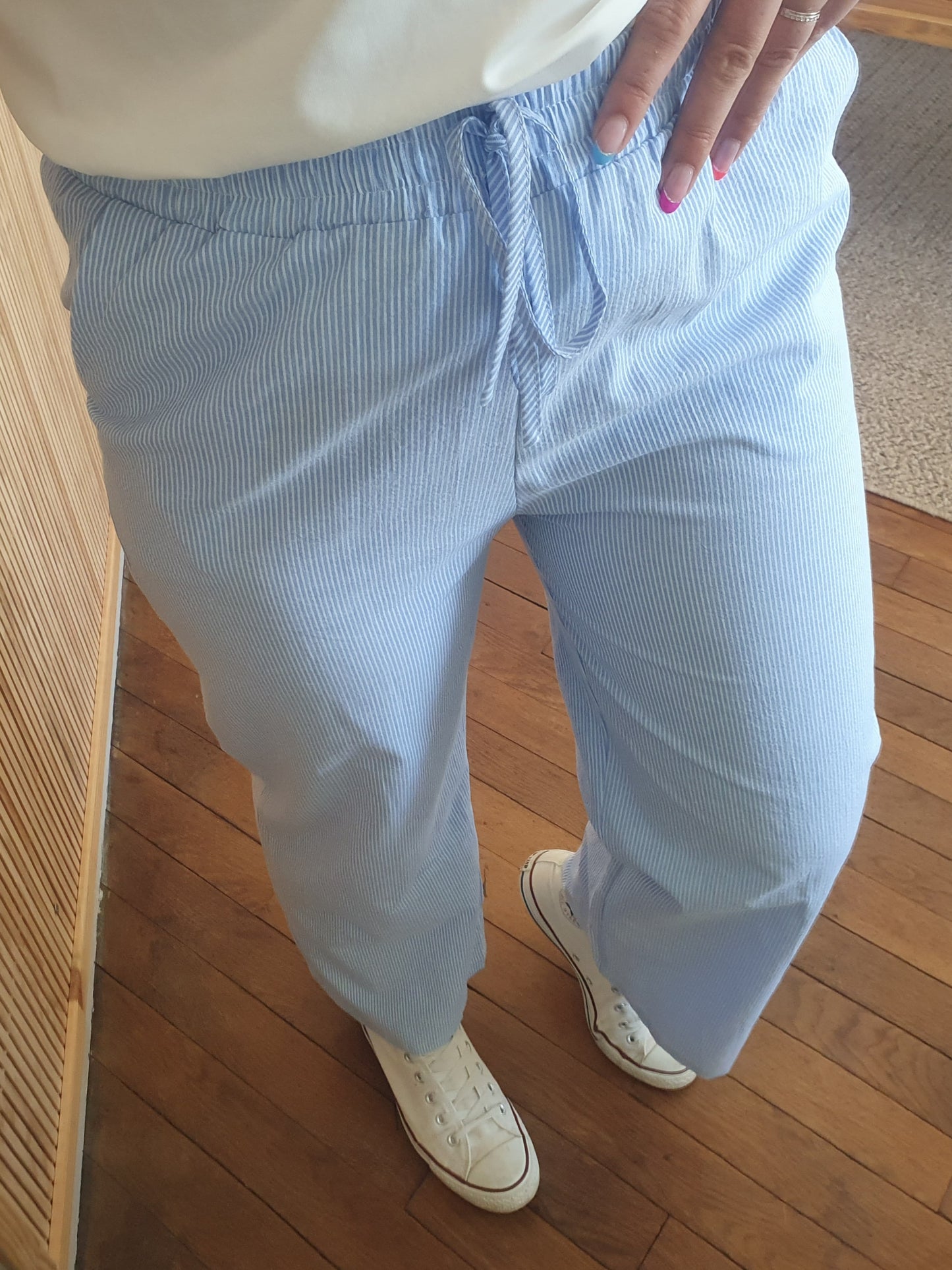 Pantalon rayé bleu et blanc fluide en coton pour femme