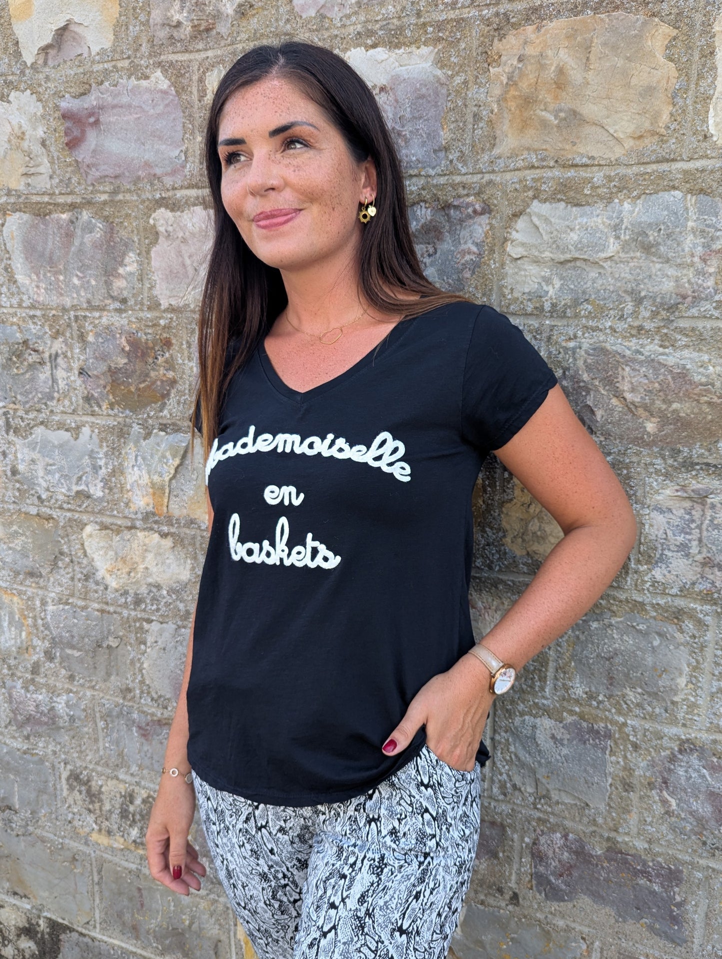 T-shirt mademoiselle en baskets noir et blanc