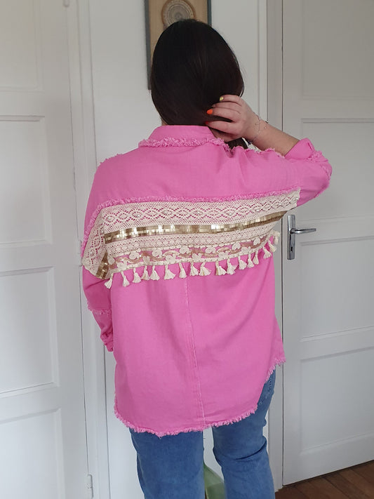 Veste rose avec pompons au dos et broderie taille oversize