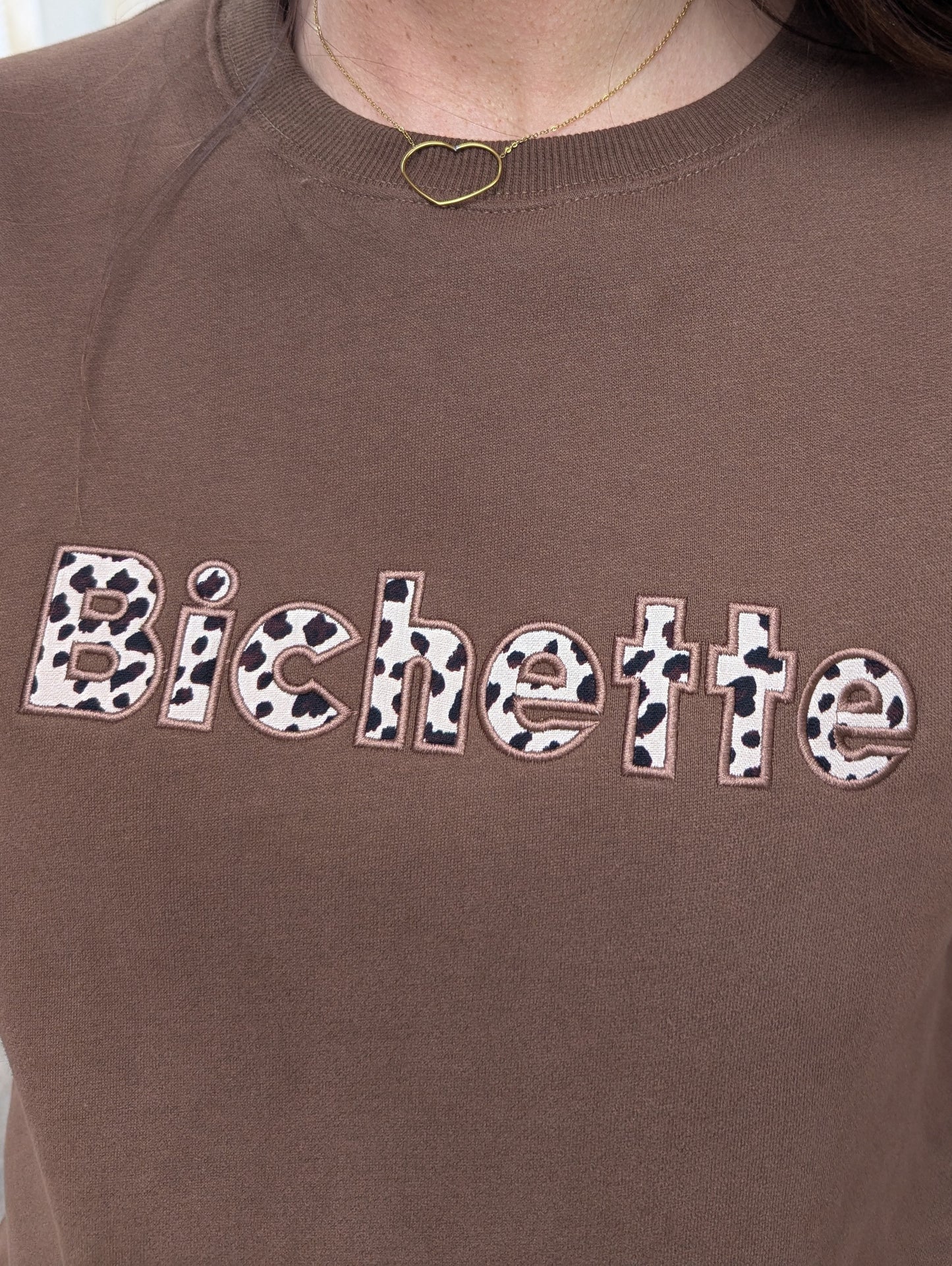 Sweat bichette marron écriture léopard femme