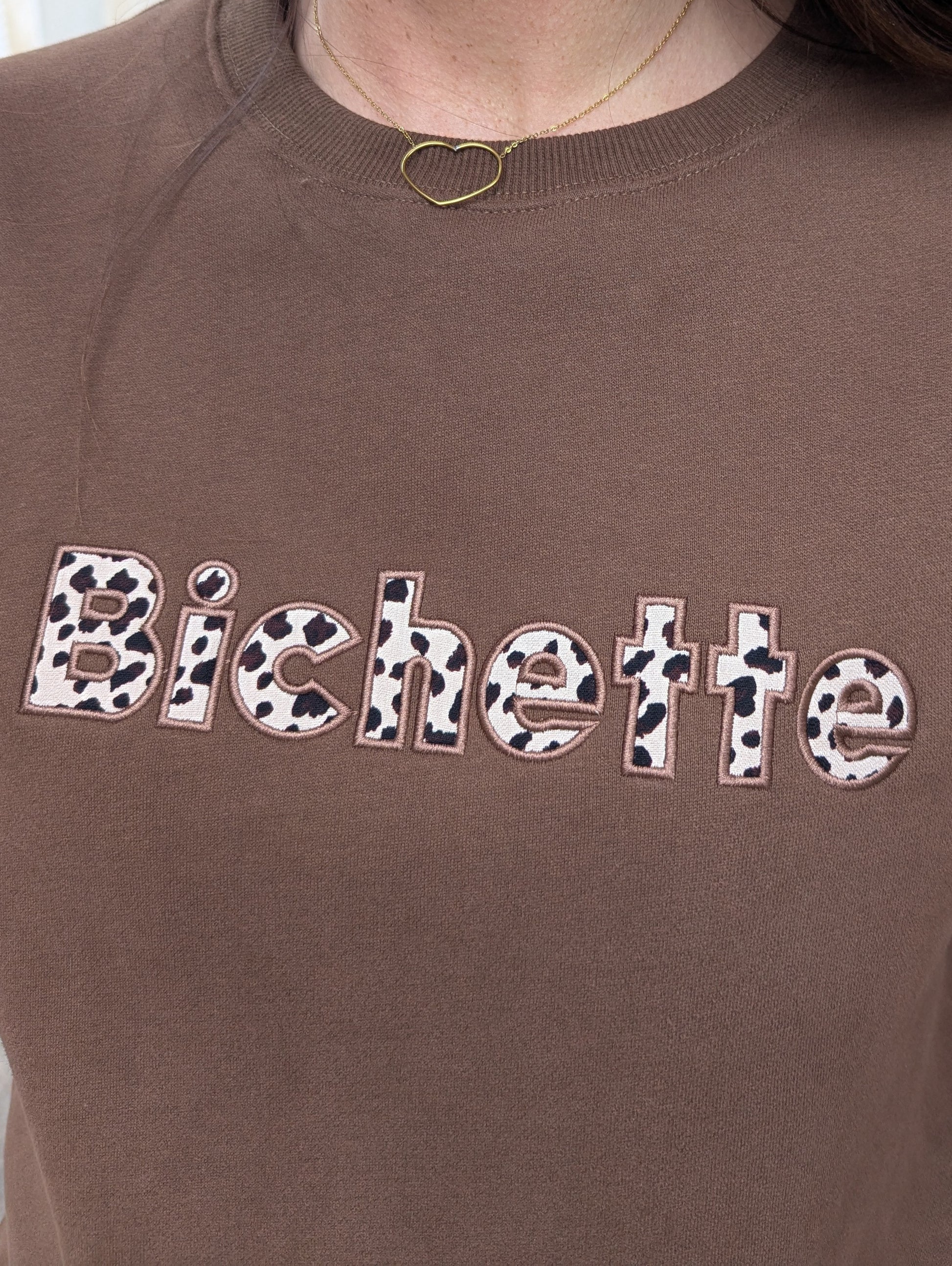 Sweat bichette marron écriture léopard femme