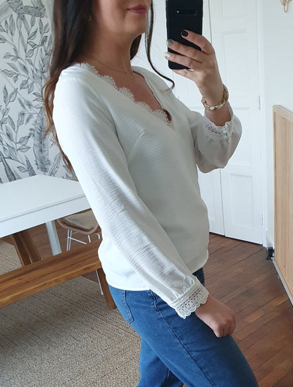 Blouse fluide blanche avec détails dentelle féminin chic
