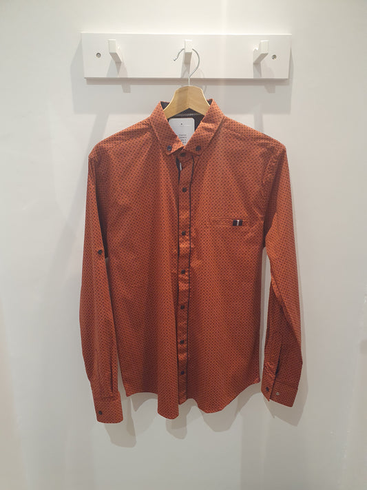Chemise terracotta et noir motif géométrique homme tendance