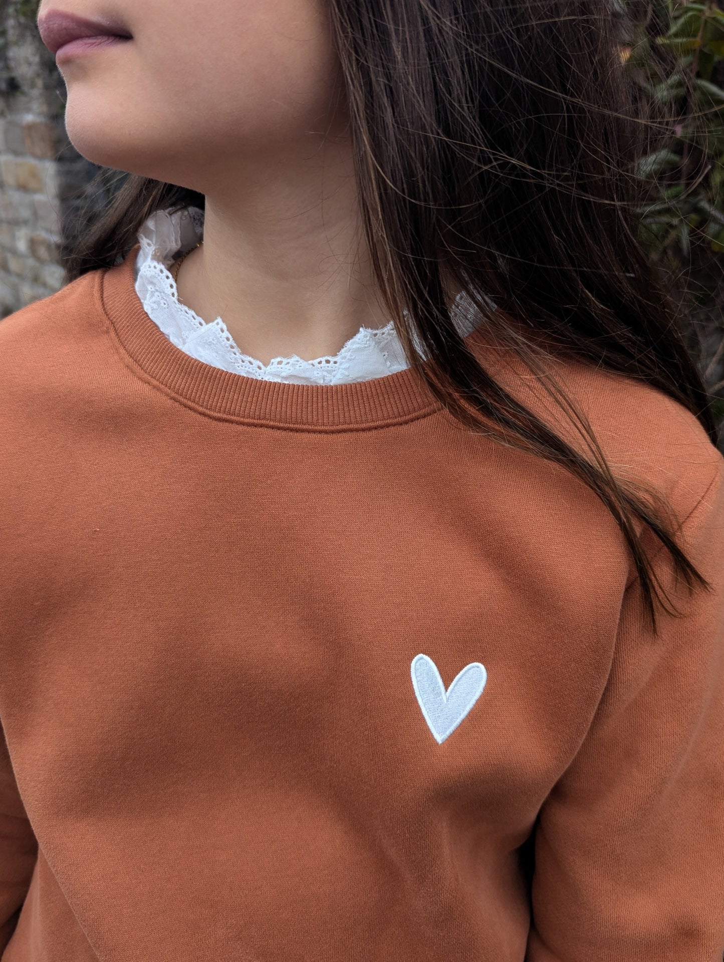 Sweat camel avec col dentelle blanche pour fille