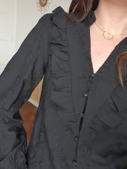 Blouse noire col en v avec détails froufrous jabot