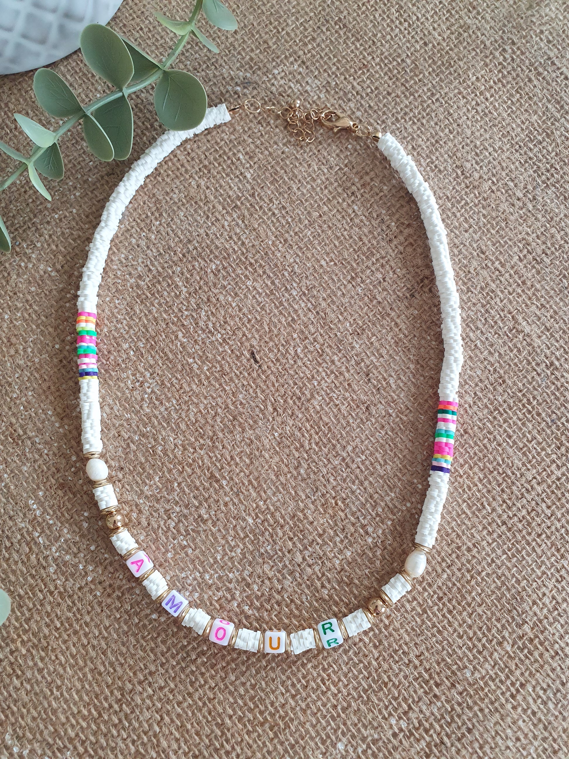 Collier en perles blanc multicolore mot amour pour femme