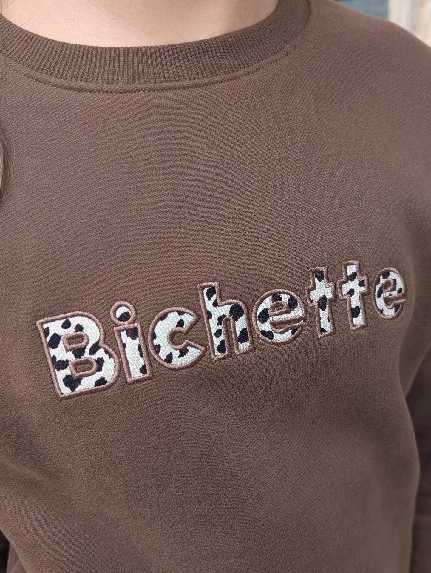 Sweat bichette marron écriture léopard fille