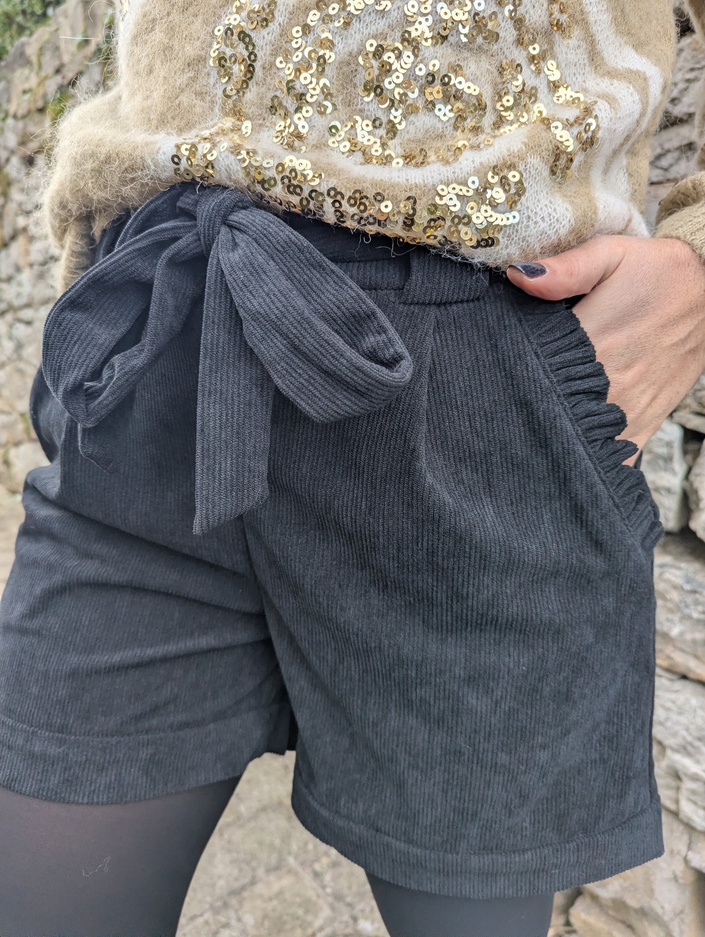 Short noir en velours côtelé avec poches fronces