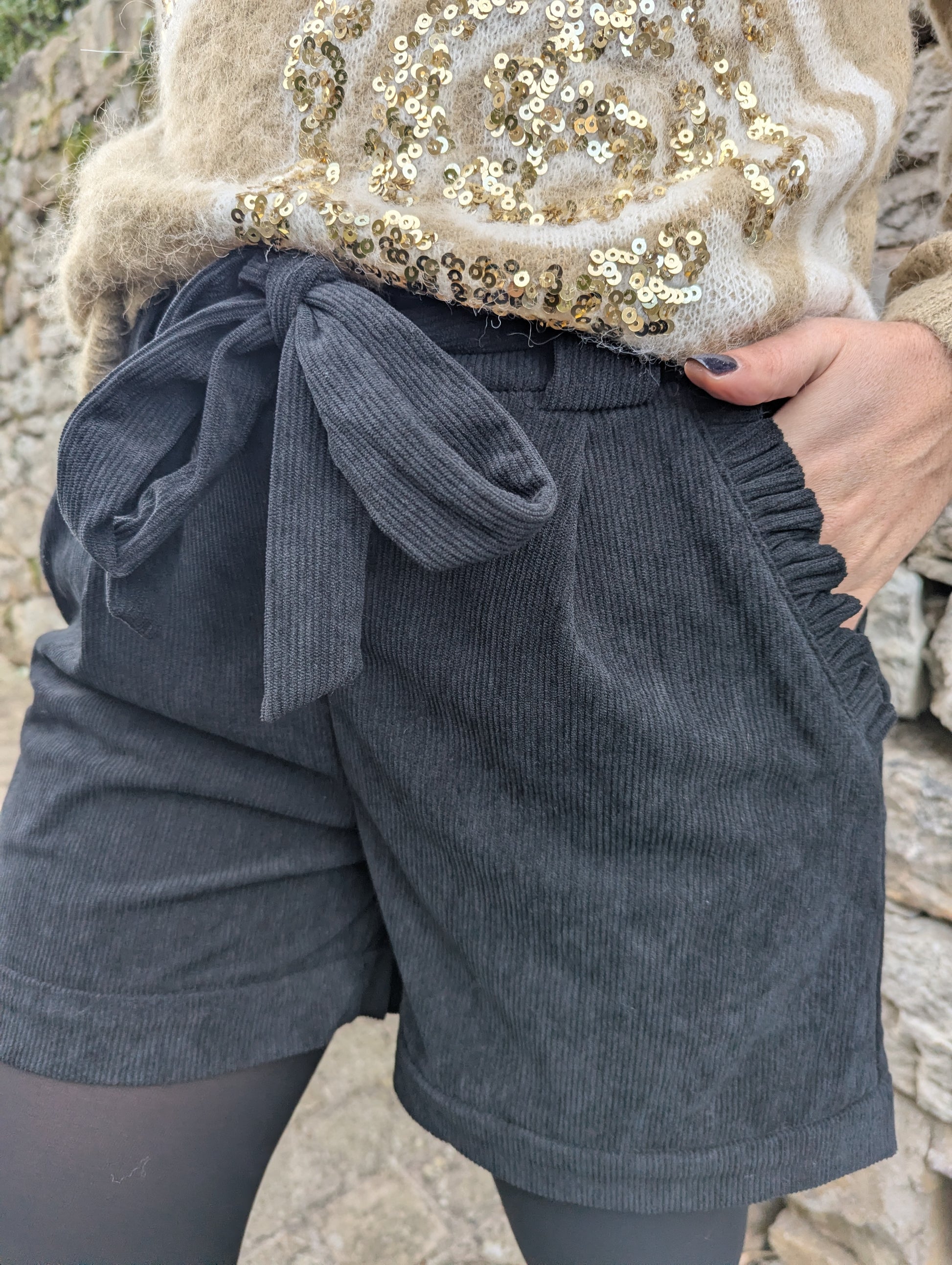 Short noir en velours côtelé avec poches fronces