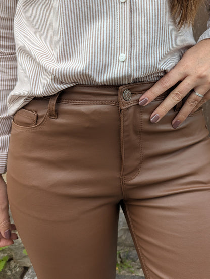 Pantalon huilé simili cuir marron camel push up