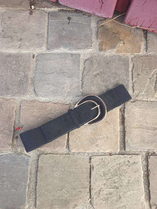Ceinture élastique noire avec boucle dorée devant suédine