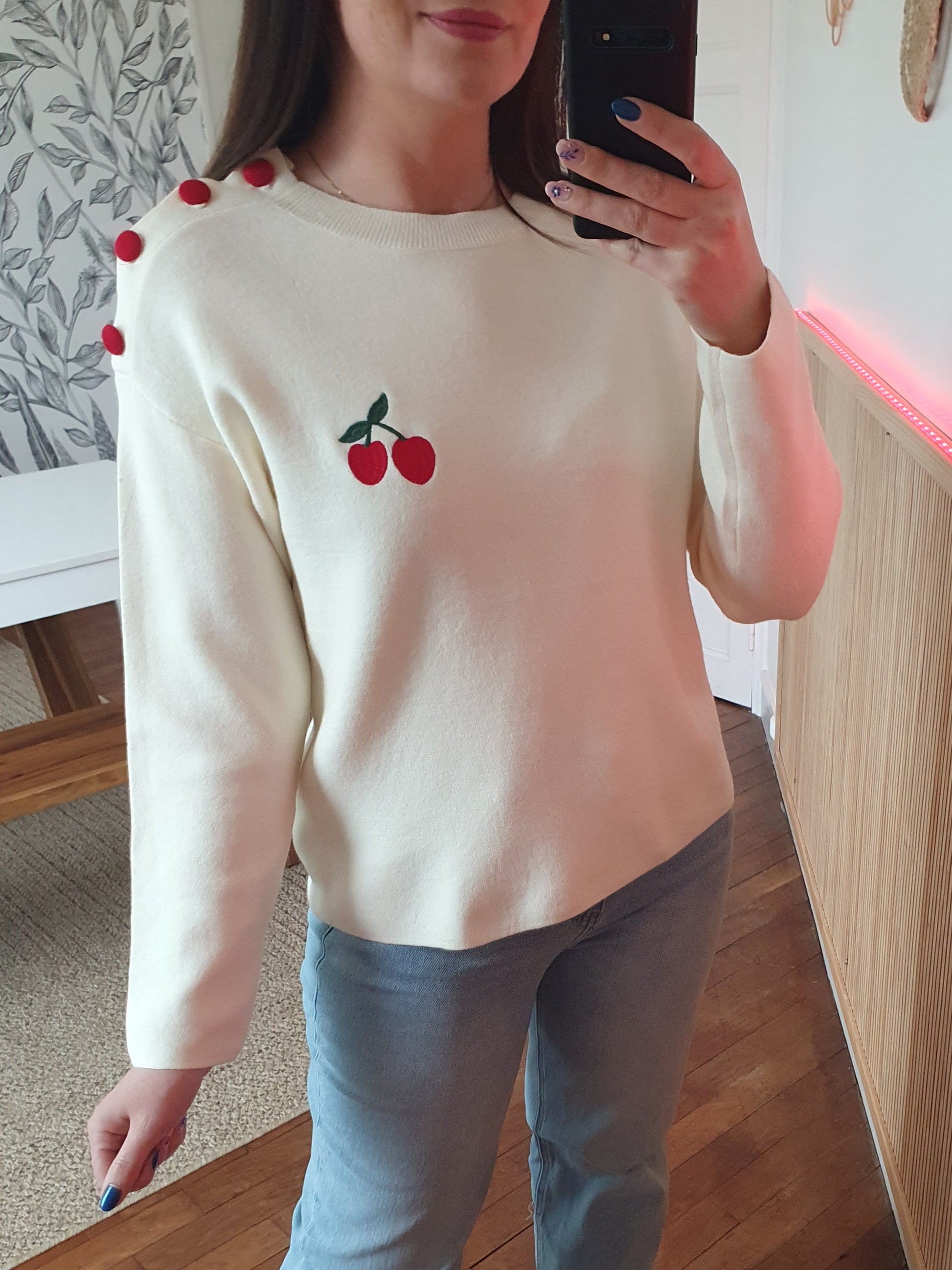 Pull écru col rond avec cerises rouge brodées et boutons