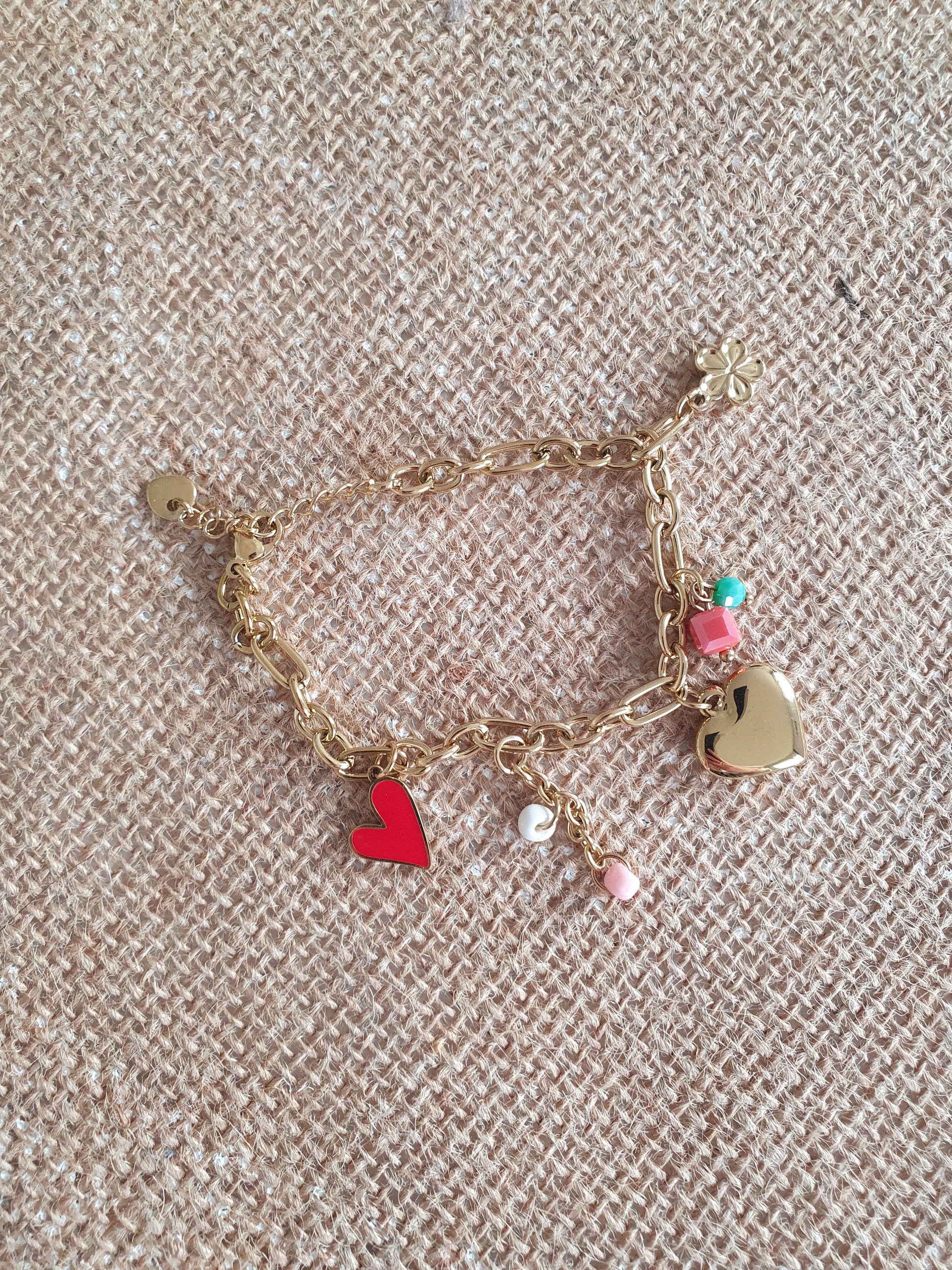Bracelet doré avec breloques charms perles femme tendance