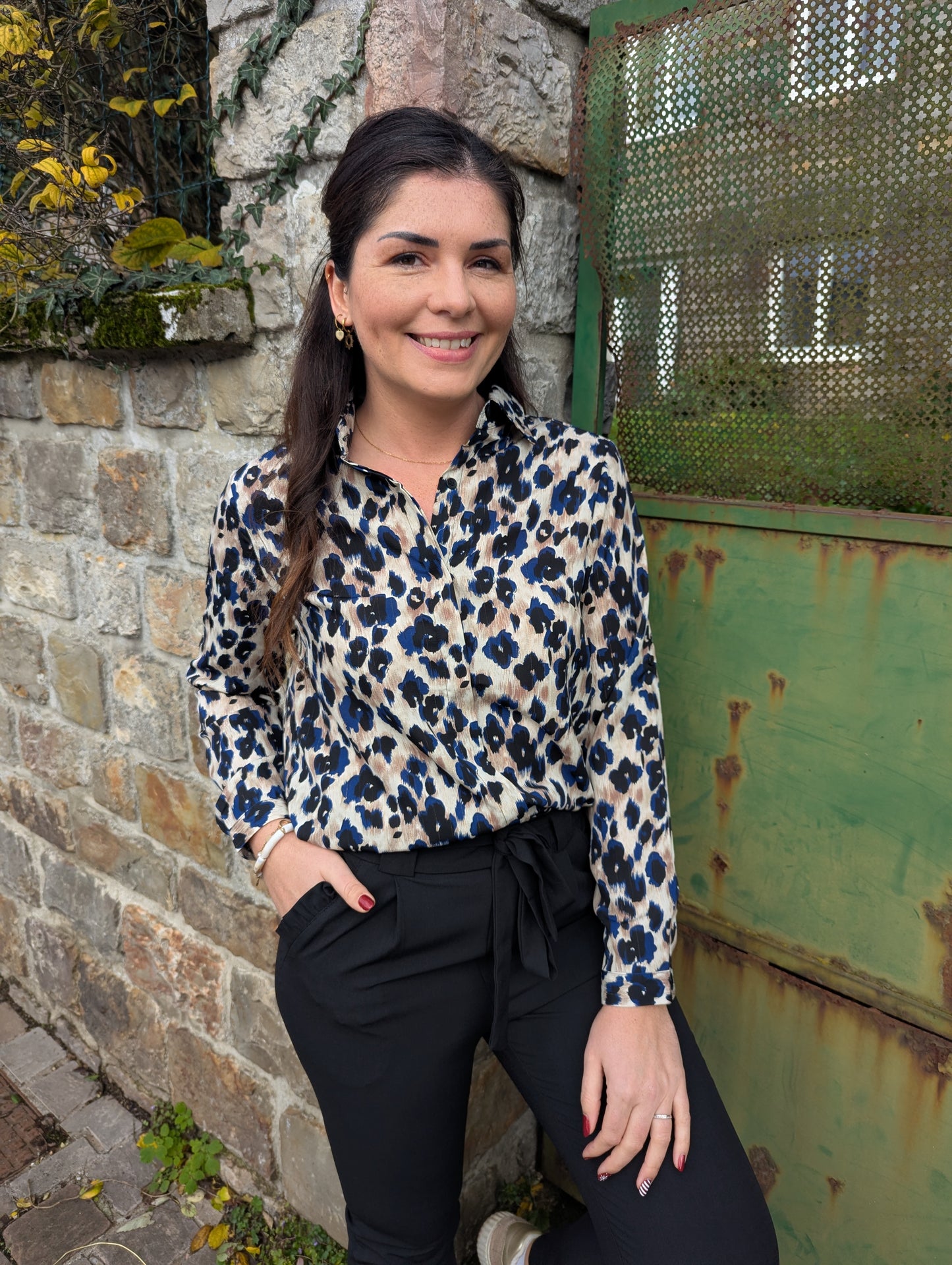 Chemise fluide fleuri motif léopard noir bleu beige