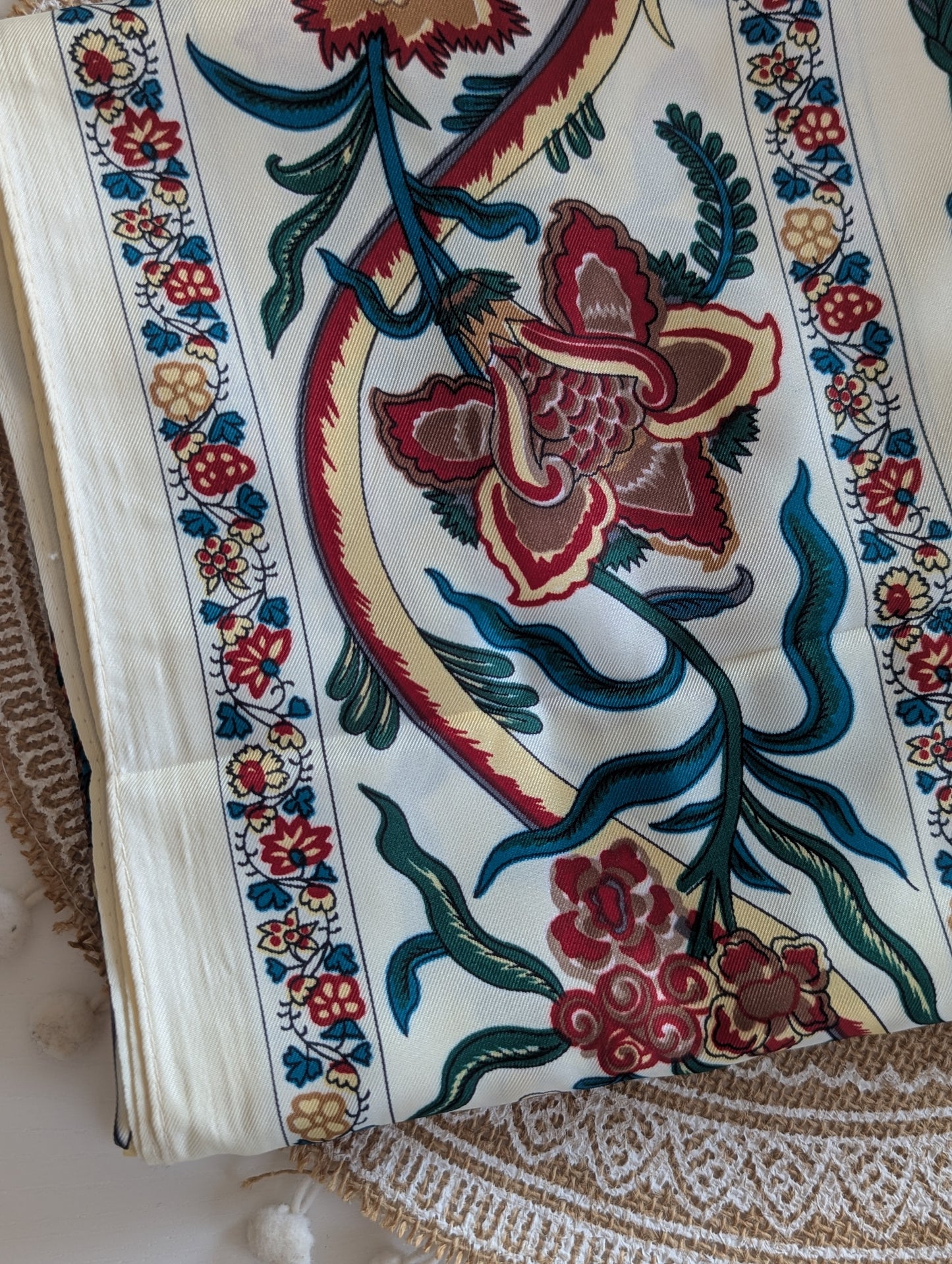 Foulard fleurs et paons écru satiné femme