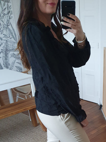 Blouse noire col en v avec détails froufrous jabot