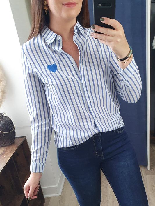 Chemise rayée bleu et blanc avec coeur brodé bleu fluide