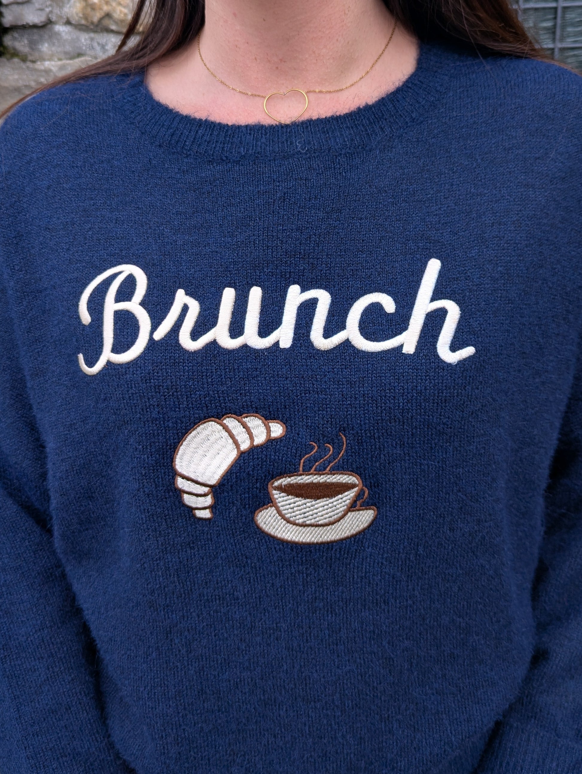 Pull bleu marine brunch croissant café pour femme
