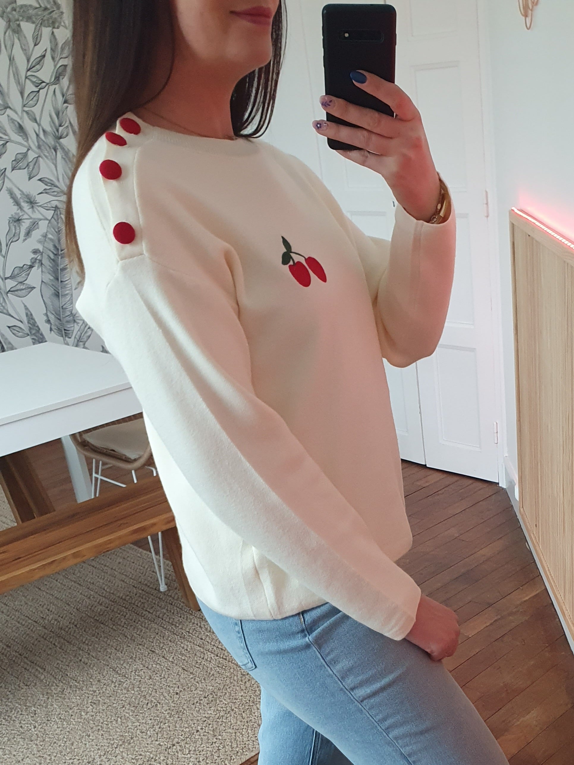 Pull écru col rond avec cerises rouge brodées et boutons
