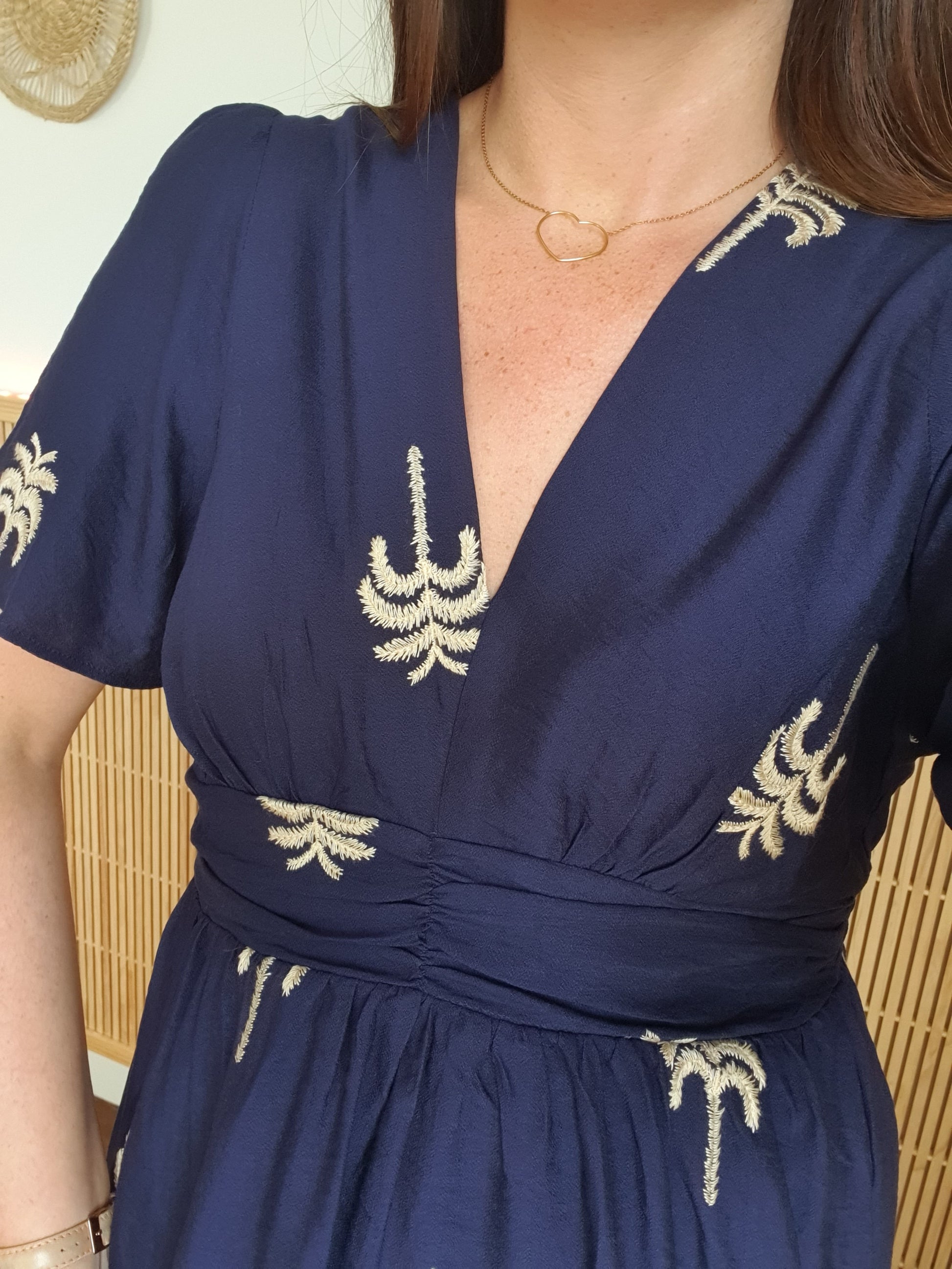 Robe bleu marine avec palmiers beige tendance pour l'été