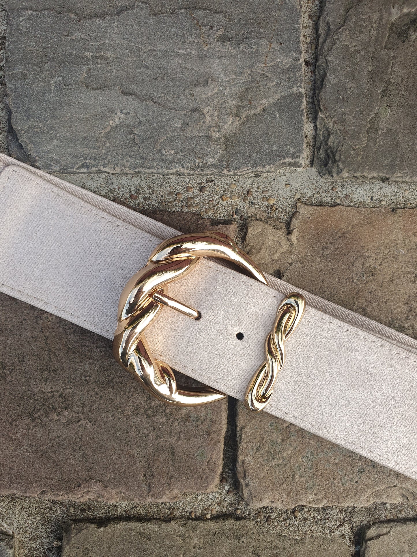 Ceinture élastique beige avec boucle dorée devant suédine
