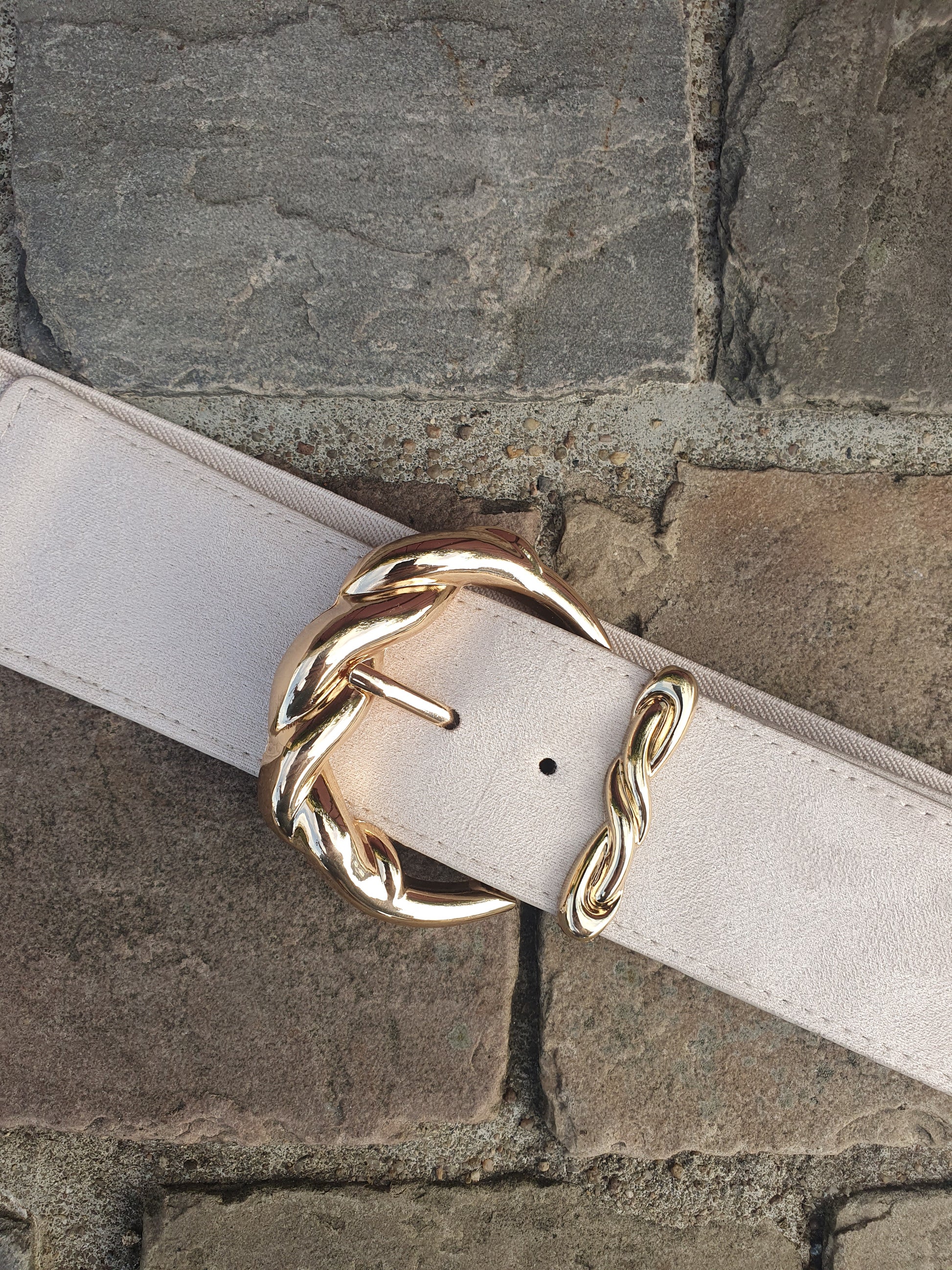Ceinture élastique beige avec boucle dorée devant suédine