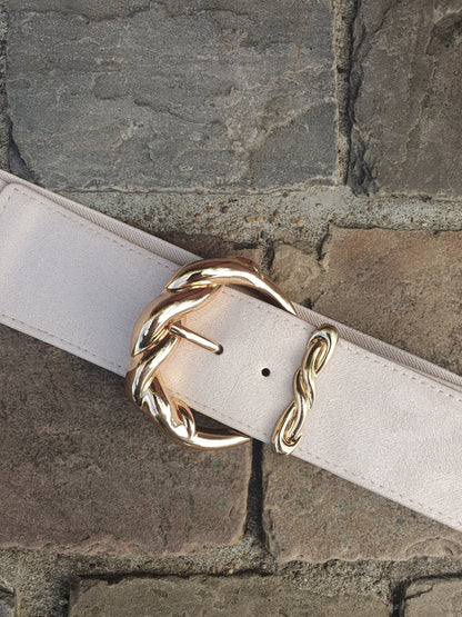 Ceinture élastique beige avec boucle dorée devant suédine
