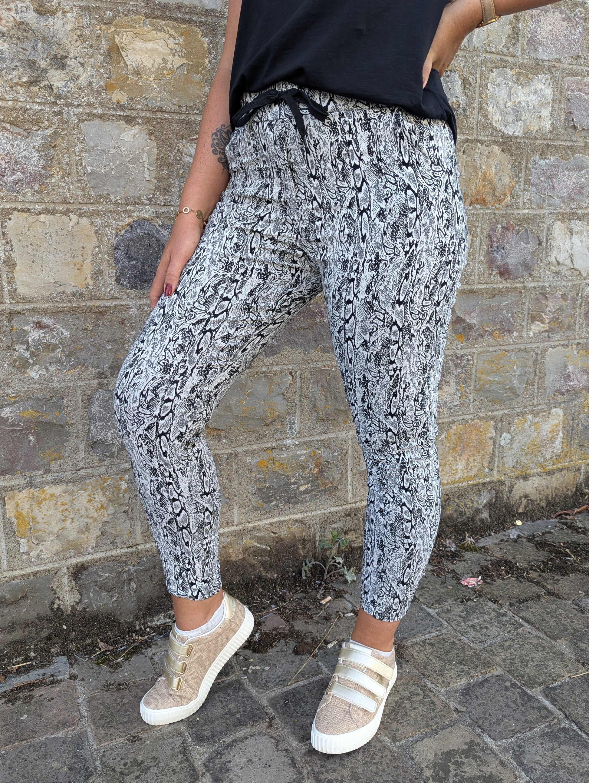 Pantalon jogging femme serpent noir blanc gris