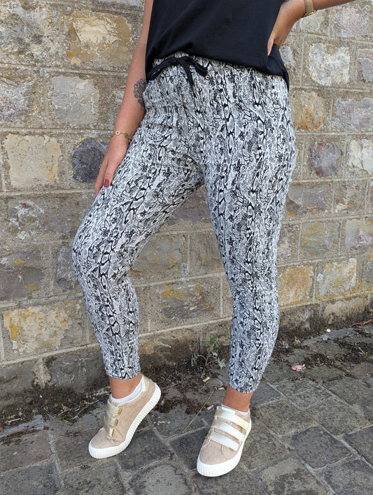 Pantalon jogging femme serpent noir blanc gris