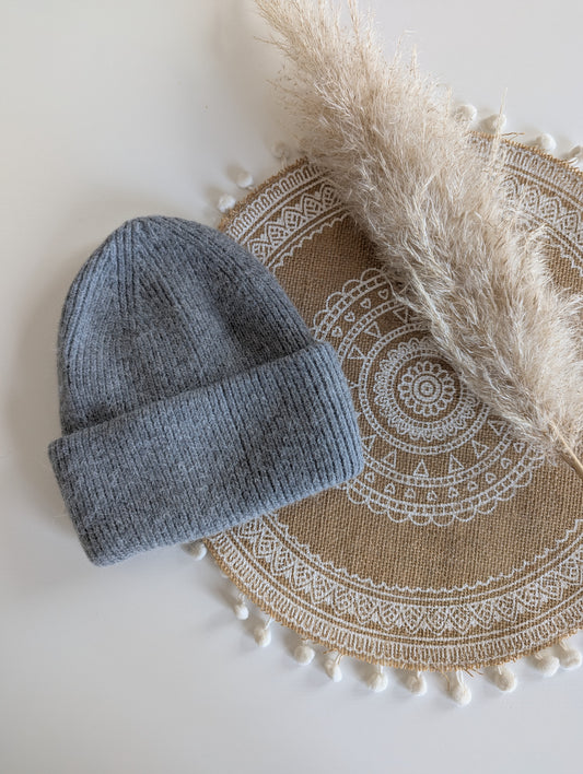 Bonnet noir avec coeur doré brodé pour femme taille unique