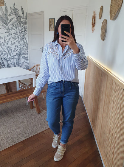 Chemise rayée bleu et blanc avec détails ajourés dentelle