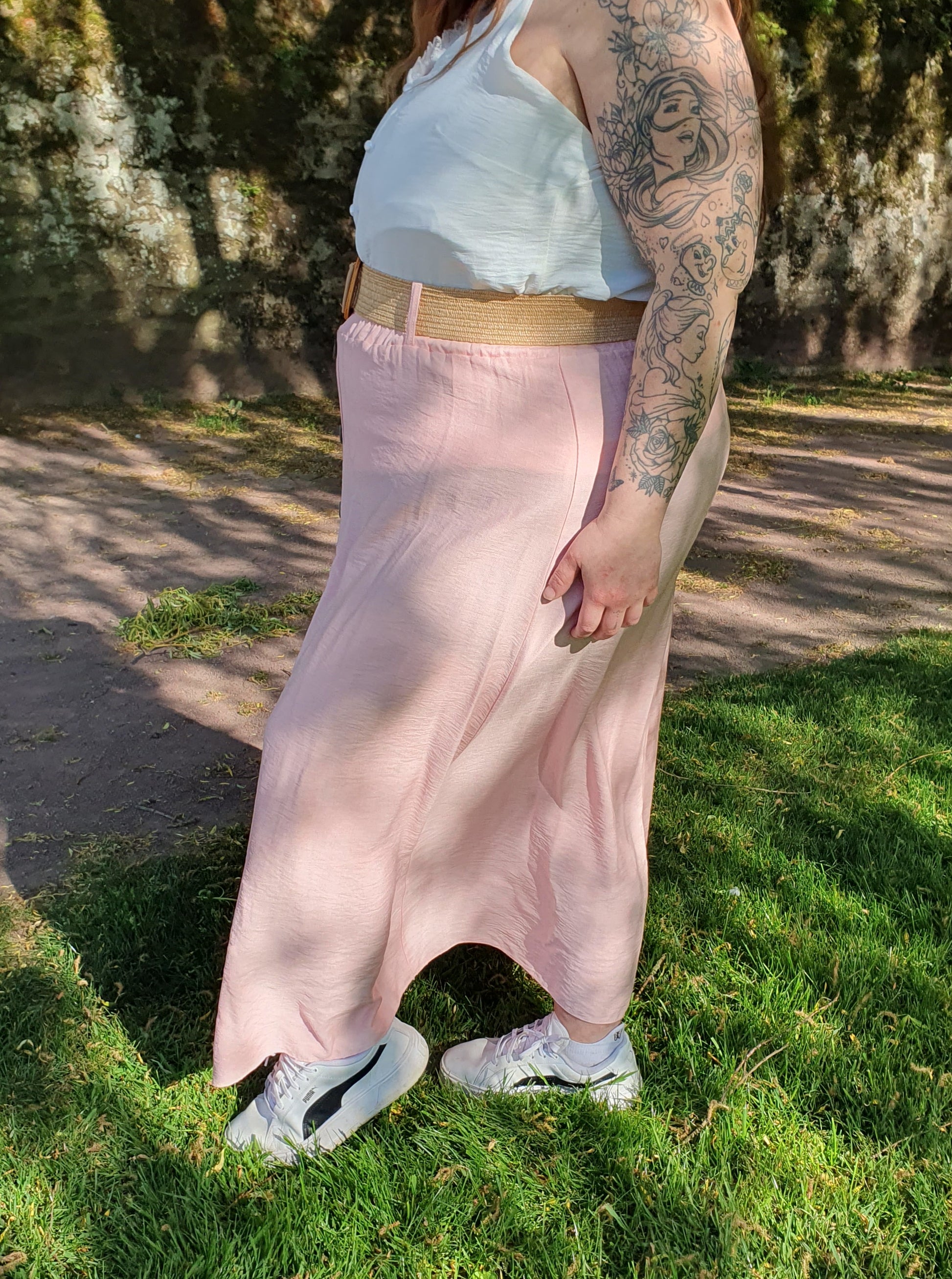 Jupe longue rose poudré avec ceinture paille élastique